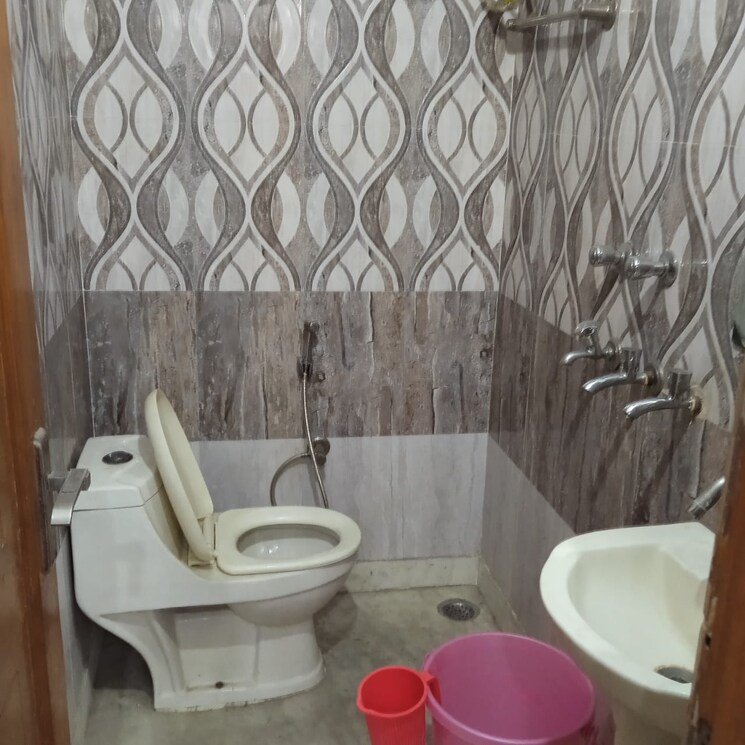Bathroom, laxmi nagar 2 Bedroom 800 Sq.Ft. Builder Floor In Laxmi Nagar Delhi 9450586
