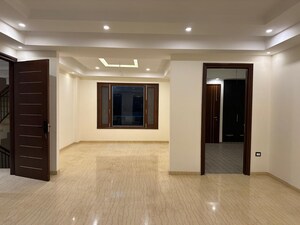 Room in 6+ BHK Independent House at Sector 17 – for Sale