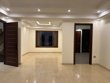 Room in 6+ BHK Independent House at Sector 17 – for Sale