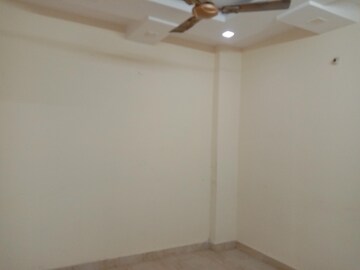 Room in 3 BHK Builder Floor at Dwarka Mor – for Rent