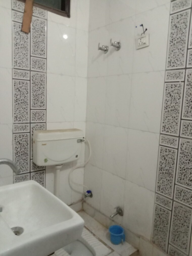 Bathroom, dwarka mor 3 Bedroom 630 Sq.Ft. Builder Floor In Dwarka Mor Delhi 9451278