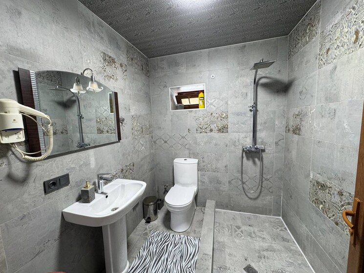Bathroom, vasant kunj 3 Bedroom 200 Sq.Yd. Builder Floor In Vasant Kunj Delhi 9451286