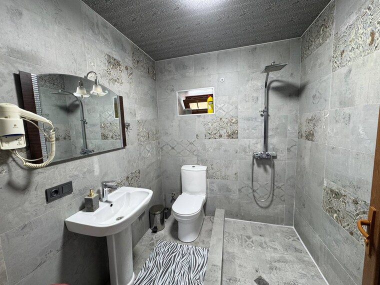 Bathroom, vasant kunj 3 Bedroom 200 Sq.Yd. Builder Floor In Vasant Kunj Delhi 9451286