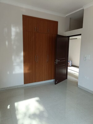 Room in 4 BHK Apartment at Ansal API Versalia, Sector 67a – for Rent