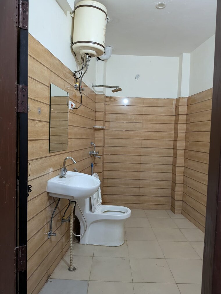 Bathroom, greater kailash i 1 Bedroom 308 Sq.Yd. Builder Floor In Greater Kailash I Delhi 9451672