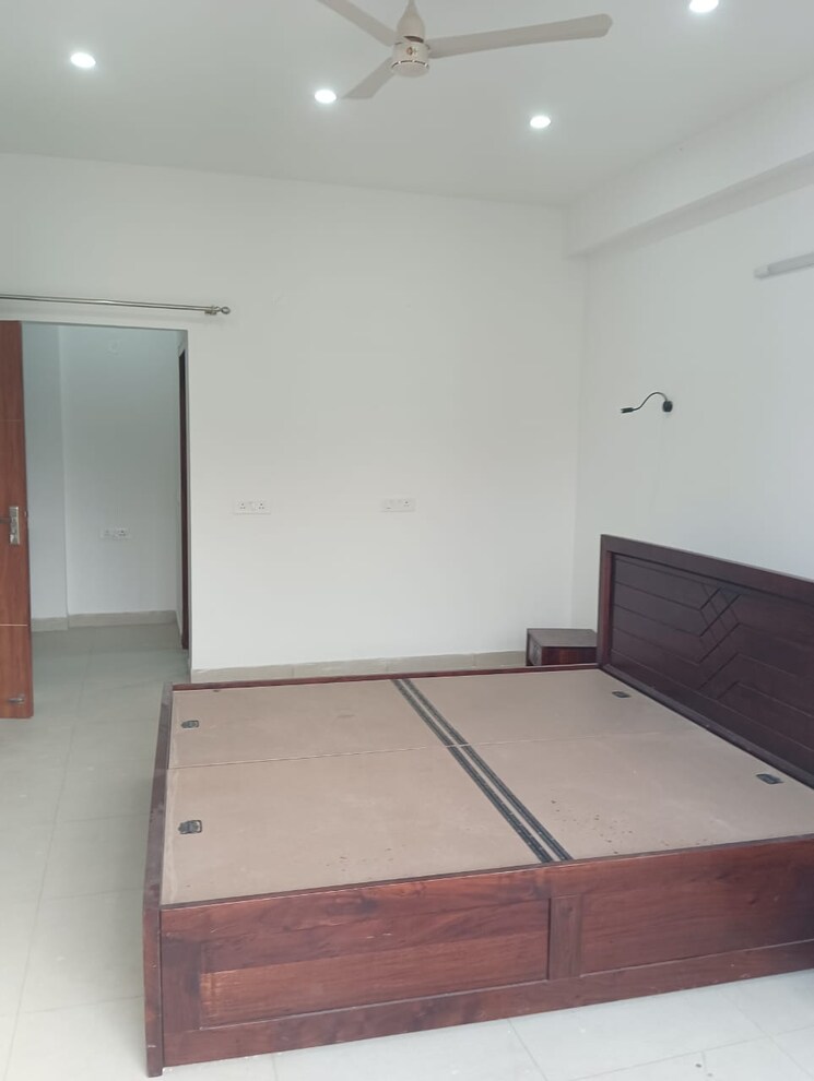 Room, sector 14 2 Bedroom 1500 Sq.Ft. Builder Floor In Sector 14 Gurgaon 9451863