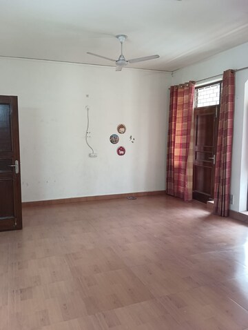 3 BHK Builder Floor For Rent in Sector 14