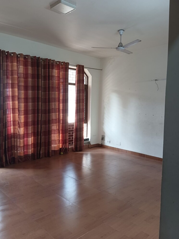 Room, sector 14 3 Bedroom 1600 Sq.Ft. Builder Floor In Sector 14 Gurgaon 9451940