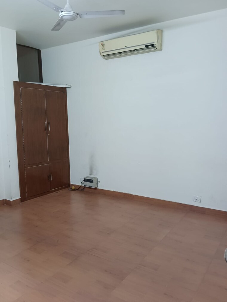 Room, sector 14 3 Bedroom 1600 Sq.Ft. Builder Floor In Sector 14 Gurgaon 9451940