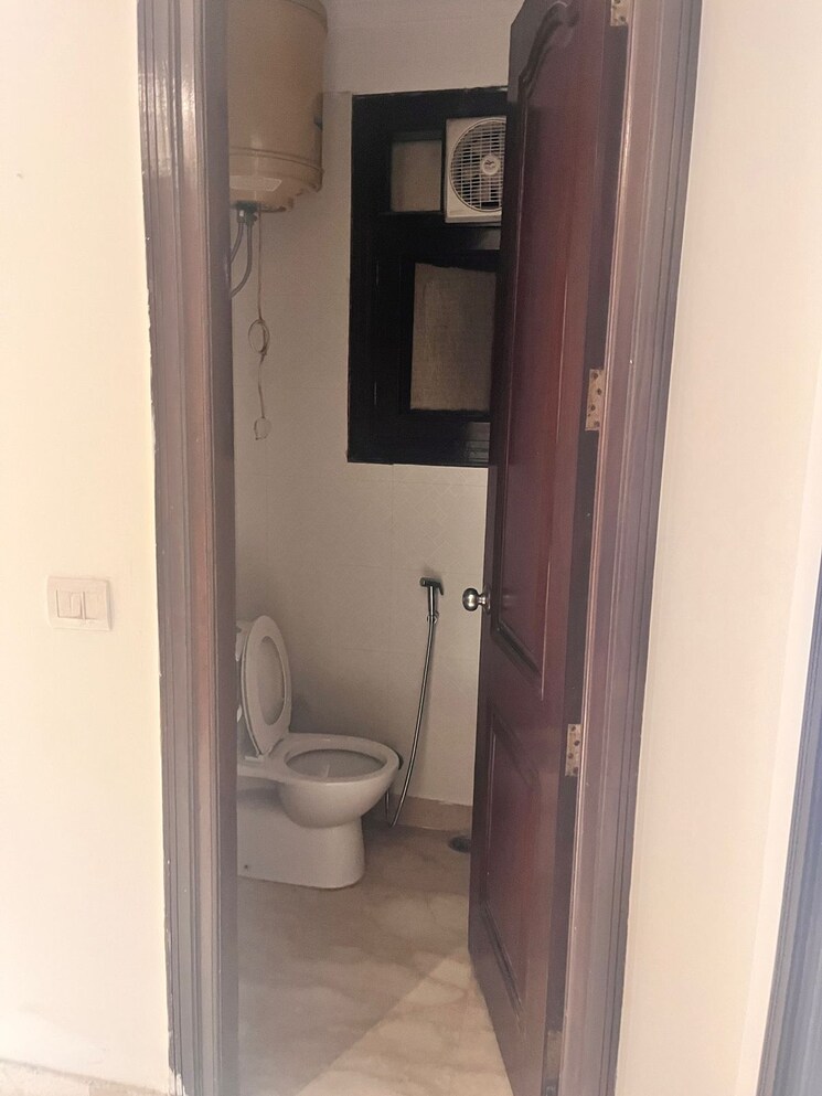 Bathroom, kailash colony 3 Bedroom 1440 Sq.Ft. Builder Floor In Kailash Colony Delhi 9451956
