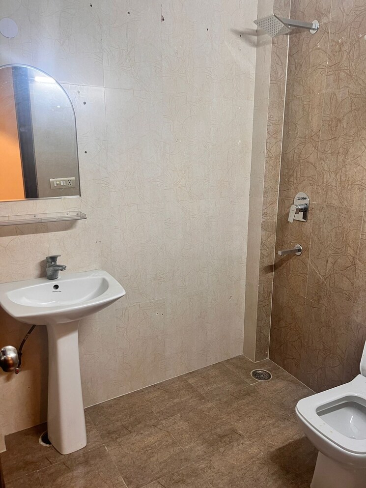 Bathroom, kailash colony 3 Bedroom 1440 Sq.Ft. Builder Floor In Kailash Colony Delhi 9451956