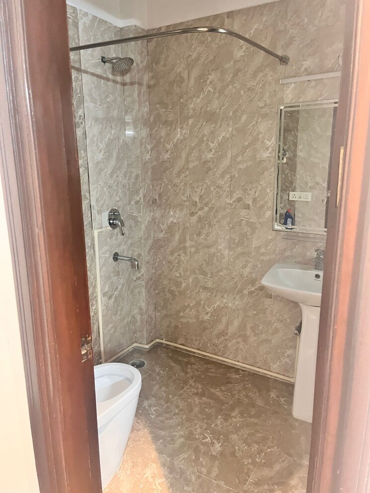 Bathroom, kailash colony 3 Bedroom 1440 Sq.Ft. Builder Floor In Kailash Colony Delhi 9451956