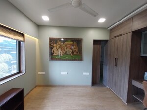 Room in 4 BHK Apartment at Lower Parel – for Sale