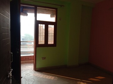Room in 3 BHK Builder Floor at Dwarka Mor – for Rent