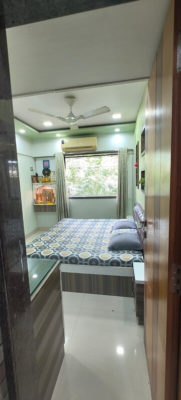 Bedroom in 2 BHK Apartment at Kandivali West – for Rent