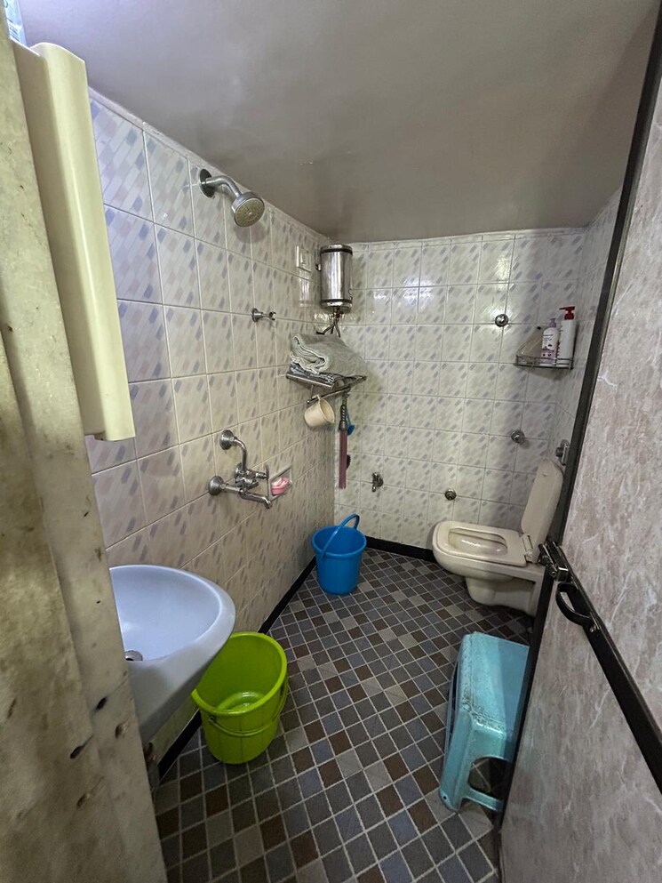 Bathroom, parivar-chs-santacruz-west 2 Bedroom 640 Sq.Ft. Apartment In Santacruz West Mumbai 9452481