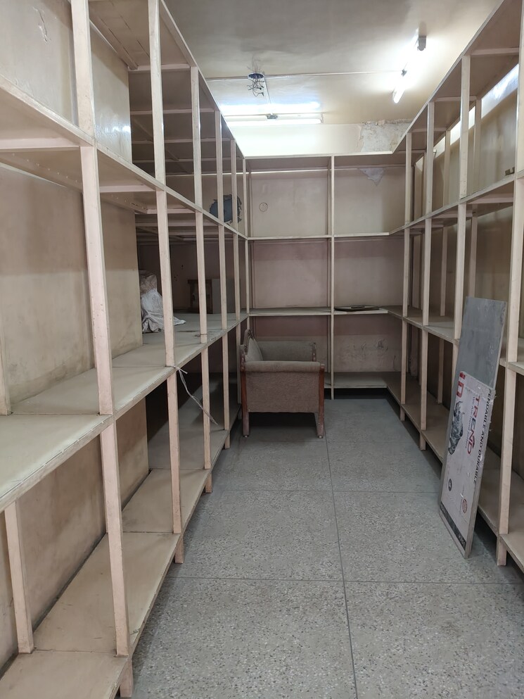 undefined, bhogal Commercial Shop 400 Sq.Ft. In Bhogal Delhi 9452506