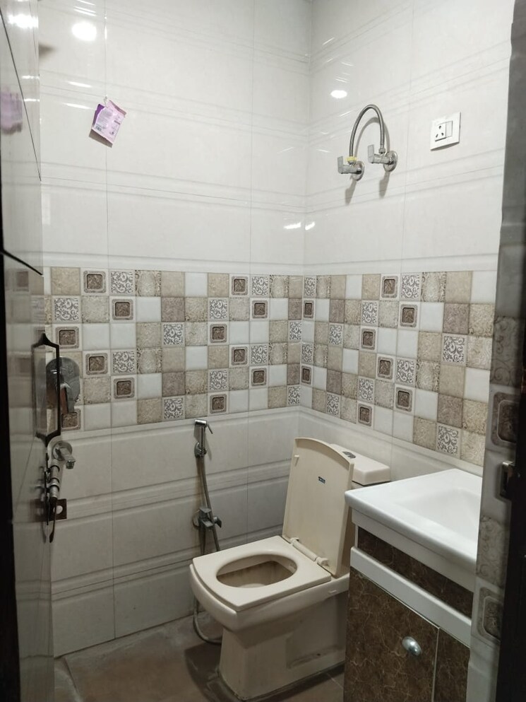 Bathroom, ardee-city 3 Bedroom 1650 Sq.Ft. Builder Floor In Sector 52 Gurgaon 9452522