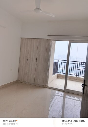 Room in 3 BHK Apartment at Ace Divino, Sector 1 Greater Noida – for Rent