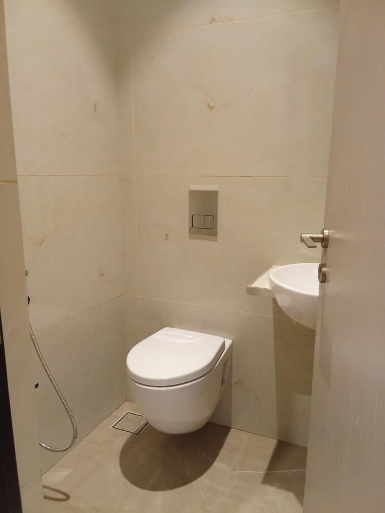 Bathroom, lashkaria-indrasukh 3 Bedroom 1100 Sq.Ft. Apartment In Andheri West Mumbai 9452597