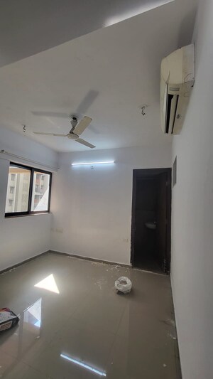 Room in 2 BHK Apartment at Lodha Lakeshore Greens, Dombivli East – for Rent