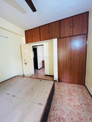 Room in 2 BHK Apartment at Seawoods – for Rent