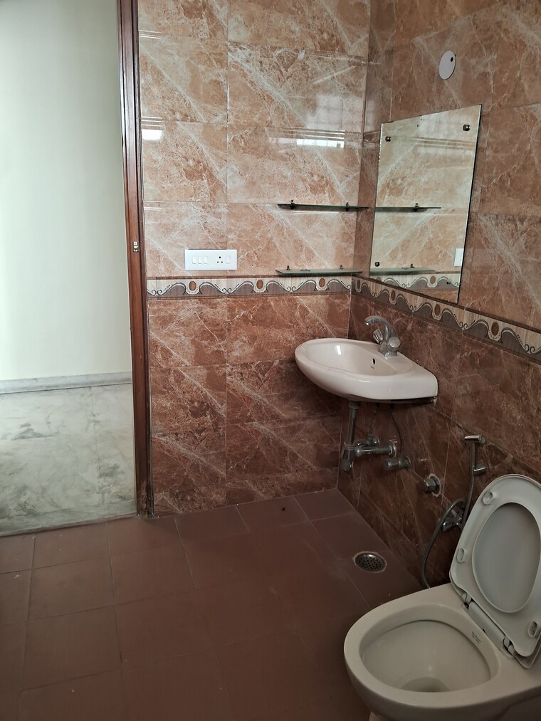 Bathroom, sector 47 3 Bedroom 2000 Sq.Ft. Builder Floor In Sector 47 Gurgaon 9452789