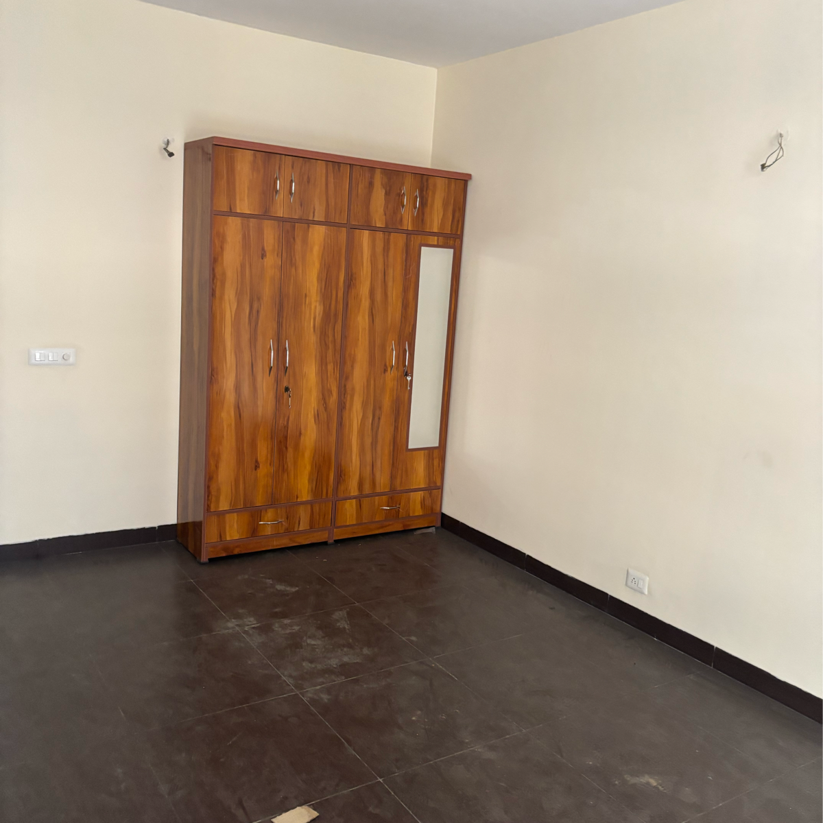 3.5 BHK + Servant Room Builder Floor For Rent in Wave City