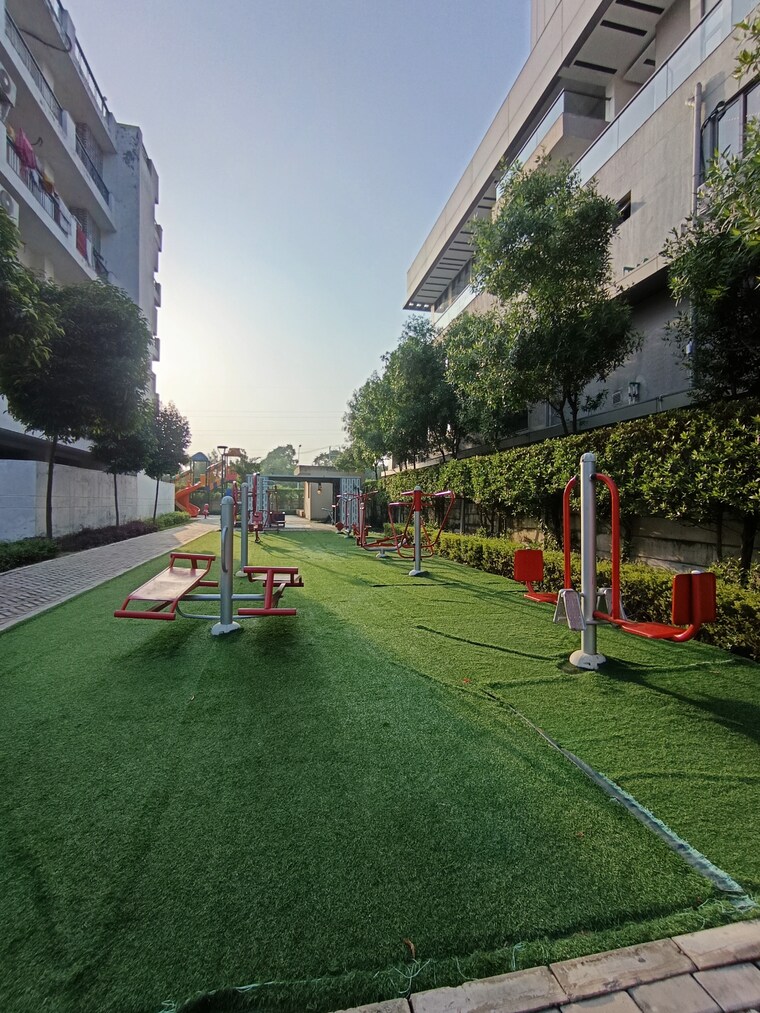 Garden, bptp-district  180 Sq.Yd. Plot In Sector 81 Faridabad 9452918