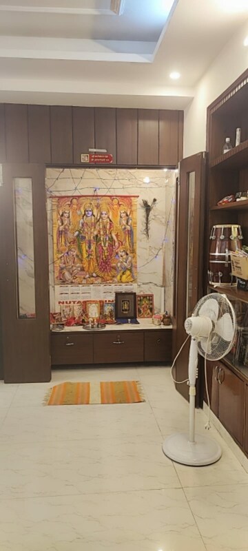 Furnished Amenities in 4 BHK Builder Floor at Sector 17 – for Sale