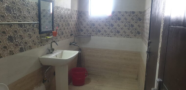 Bathroom, lajpat nagar 4 2 Bedroom 900 Sq.Ft. Builder Floor In Lajpat Nagar 4 Delhi 9452919