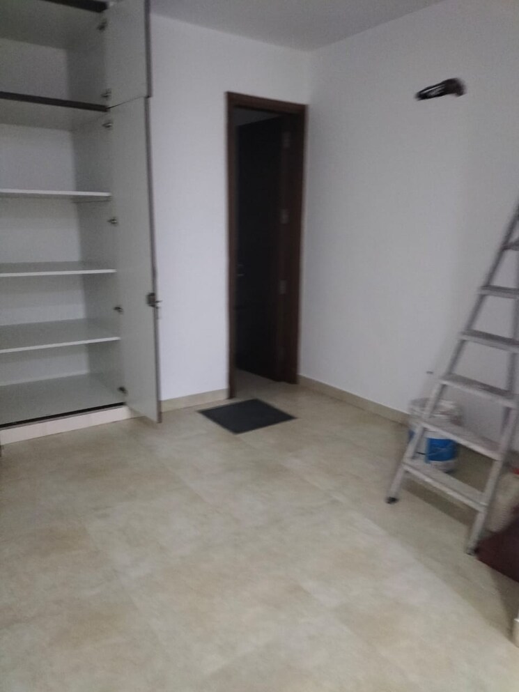 Room, greater kailash i Commercial Office Space 1000 Sq.Ft. In Greater Kailash I Delhi 9453409