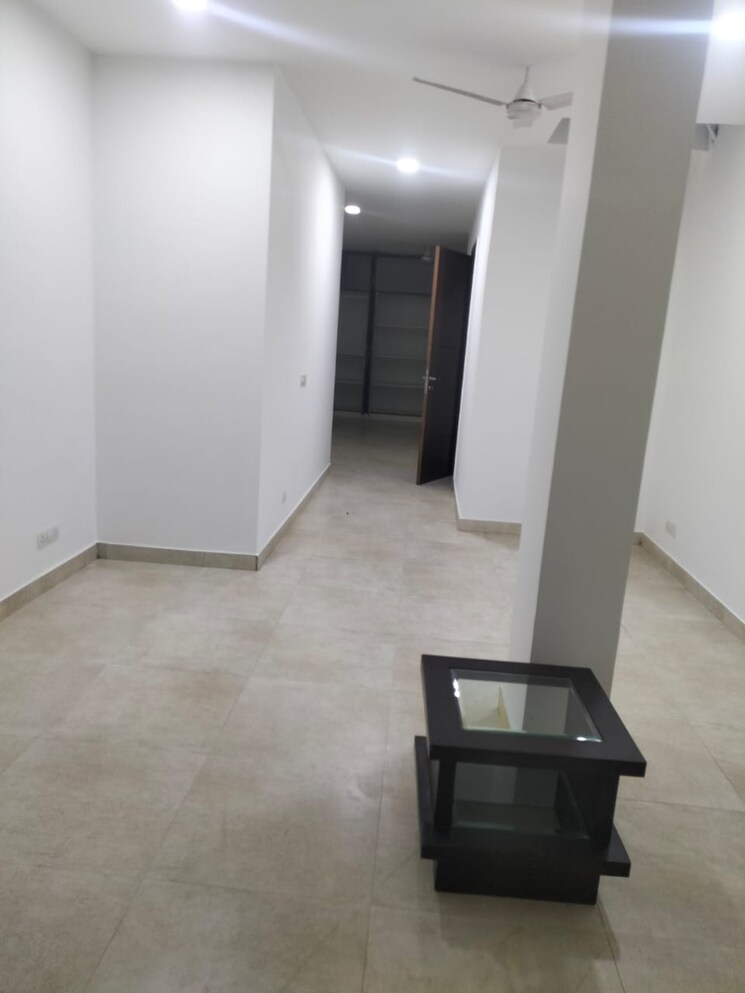 Room, greater kailash i Commercial Office Space 1000 Sq.Ft. In Greater Kailash I Delhi 9453409