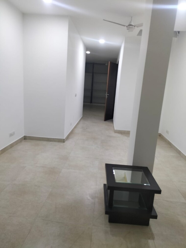 Room, greater kailash i Commercial Office Space 1000 Sq.Ft. In Greater Kailash I Delhi 9453409