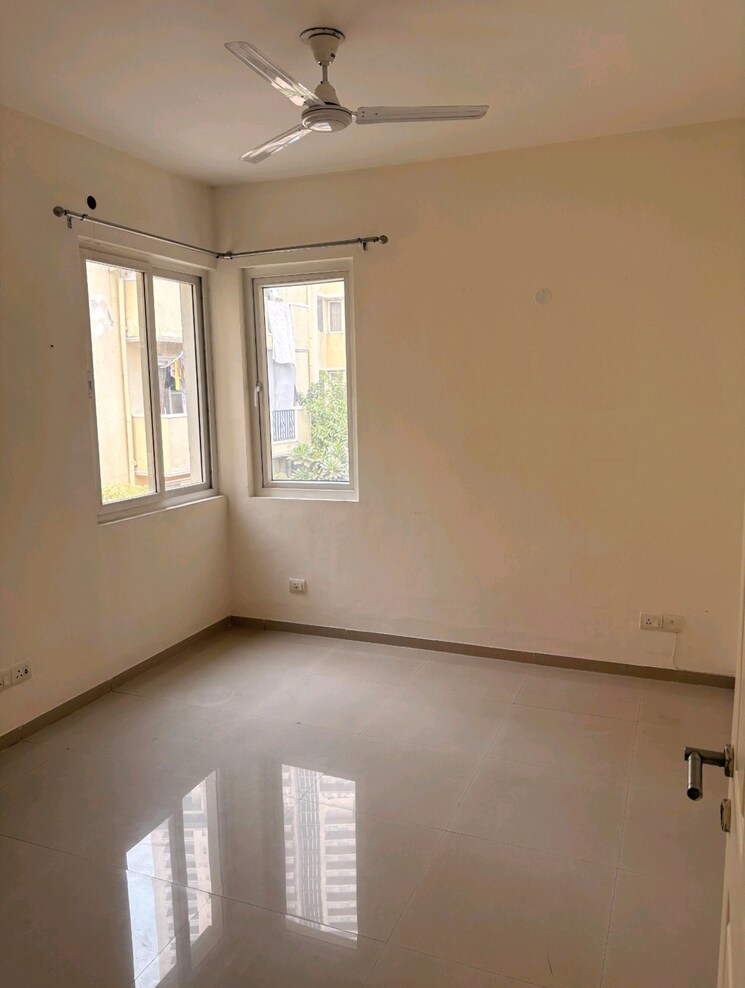 Room, emaar-mgf-emerald-hills 3 Bedroom 1800 Sq.Ft. Apartment In Sector 65 Gurgaon 9453399