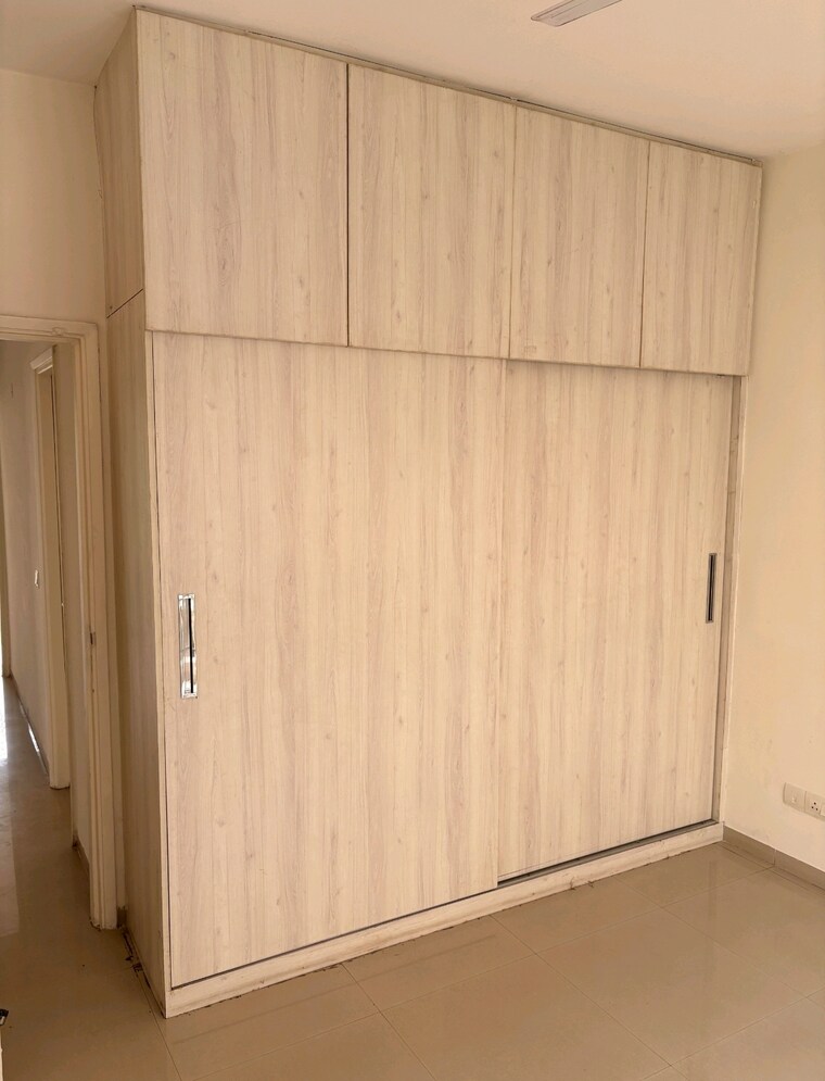 Room, emaar-mgf-emerald-hills 3 Bedroom 1800 Sq.Ft. Apartment In Sector 65 Gurgaon 9453399