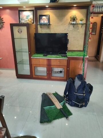 Room in 3 BHK Apartment at Raheja Estate, Borivali East – for Rent