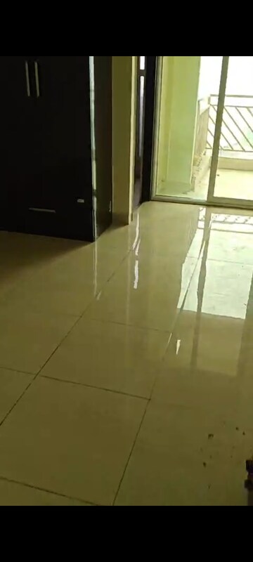 Room in 3 BHK Apartment at Gaur Saundaryam, Tech Zone 4 Greater Noida – for Rent