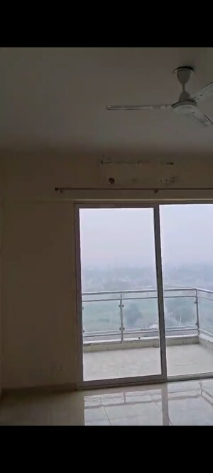 Room in 3 BHK Apartment at Gaur Saundaryam, Tech Zone 4 Greater Noida – for Rent