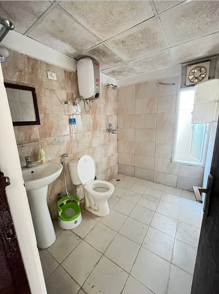 Bathroom, ajnara-homes 4 Bedroom 1960 Sq.Ft. Apartment In Sector 16b Greater Noida Greater Noida 9453634
