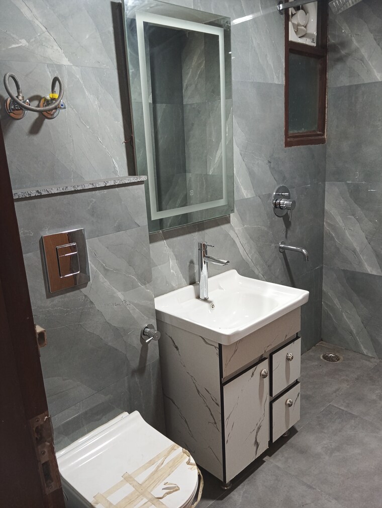 Bathroom, sultanpur 4 Bedroom 180 Sq.Yd. Apartment In Sultanpur Delhi 9453964
