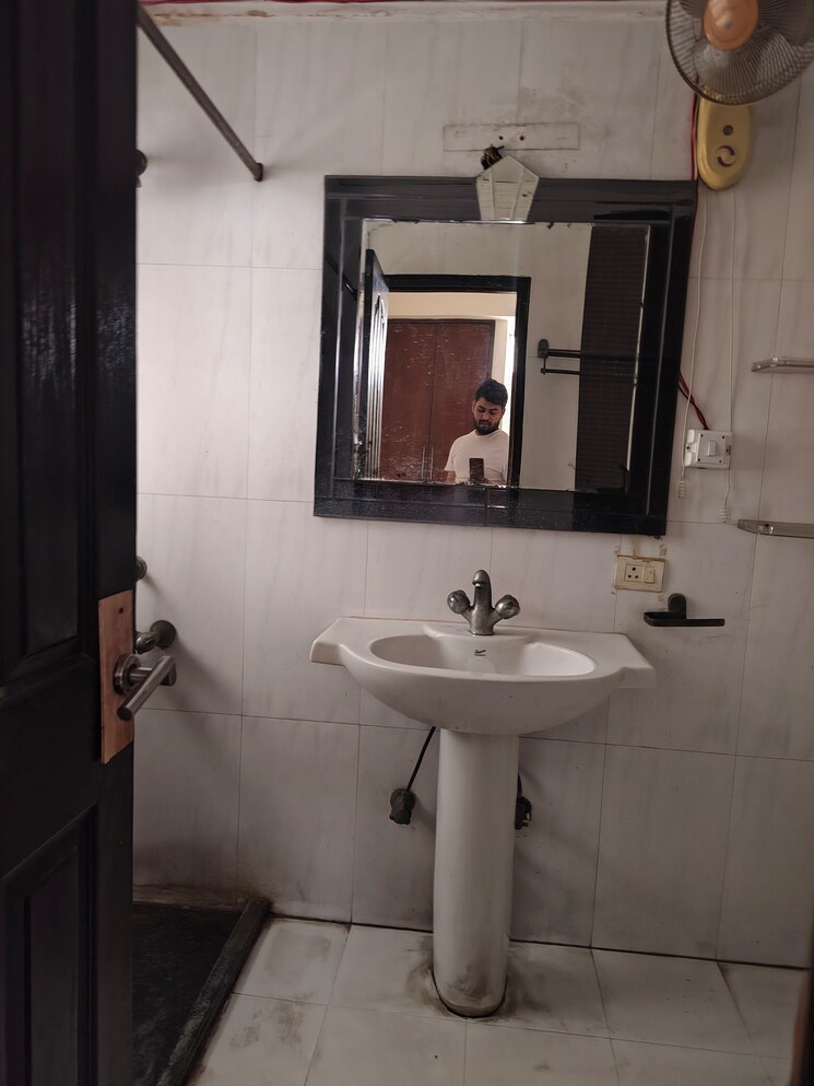 Bathroom, ramprastha-coral-heights 4 Bedroom 2200 Sq.Ft. Apartment In Ramprastha Greens Ghaziabad 9454062