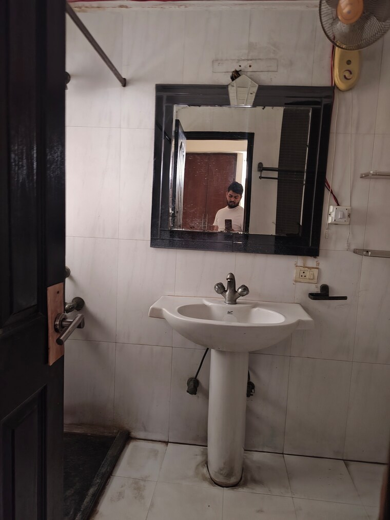 Bathroom, ramprastha-coral-heights 4 Bedroom 2200 Sq.Ft. Apartment In Ramprastha Greens Ghaziabad 9454062
