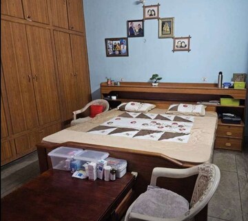 Room in 6+ BHK Villa at Aliganj – for Sale