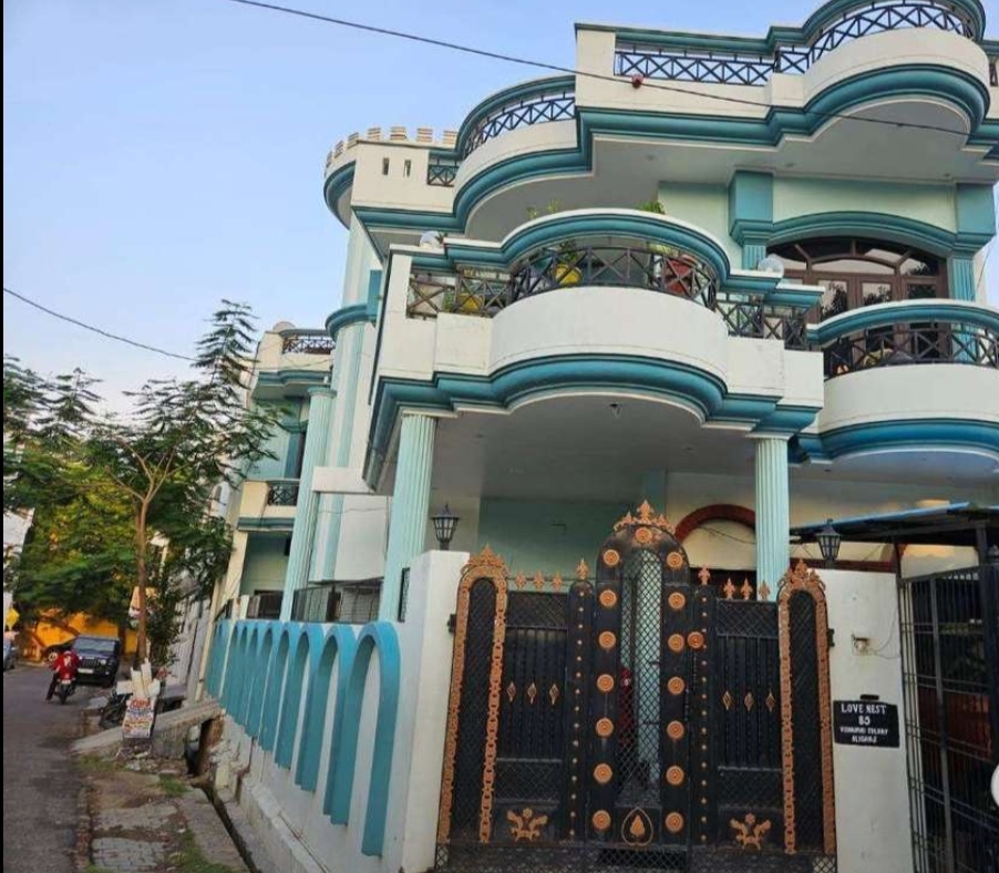 6+ BHK + Pooja Room Villa For Sale in Aliganj
