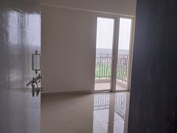 Room in 3 BHK Apartment at Signature Global Golf Greens, Sector 79 – for Rent