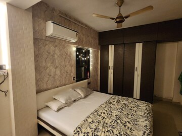 Bedroom in 2 BHK Apartment at Santacruz West – for Rent