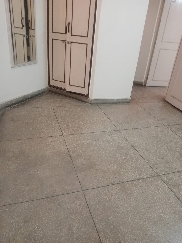 Room, mayur vihar 1.5 Bedroom 775 Sq.Ft. Apartment In Mayur Vihar Delhi 9454277