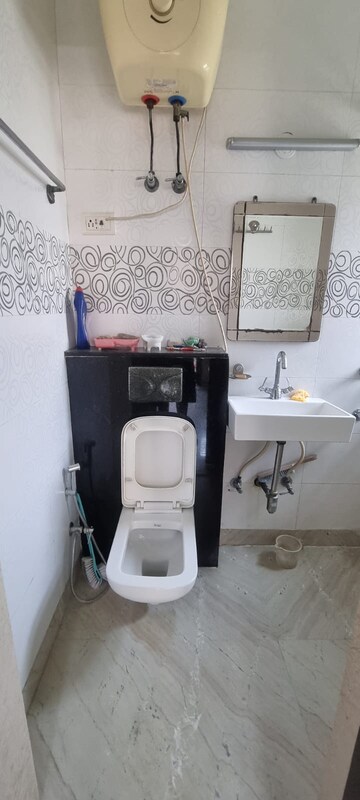 Master Bedroom in 2.5 BHK Apartment at Mayur Vihar Phase 1 Extension – for Rent