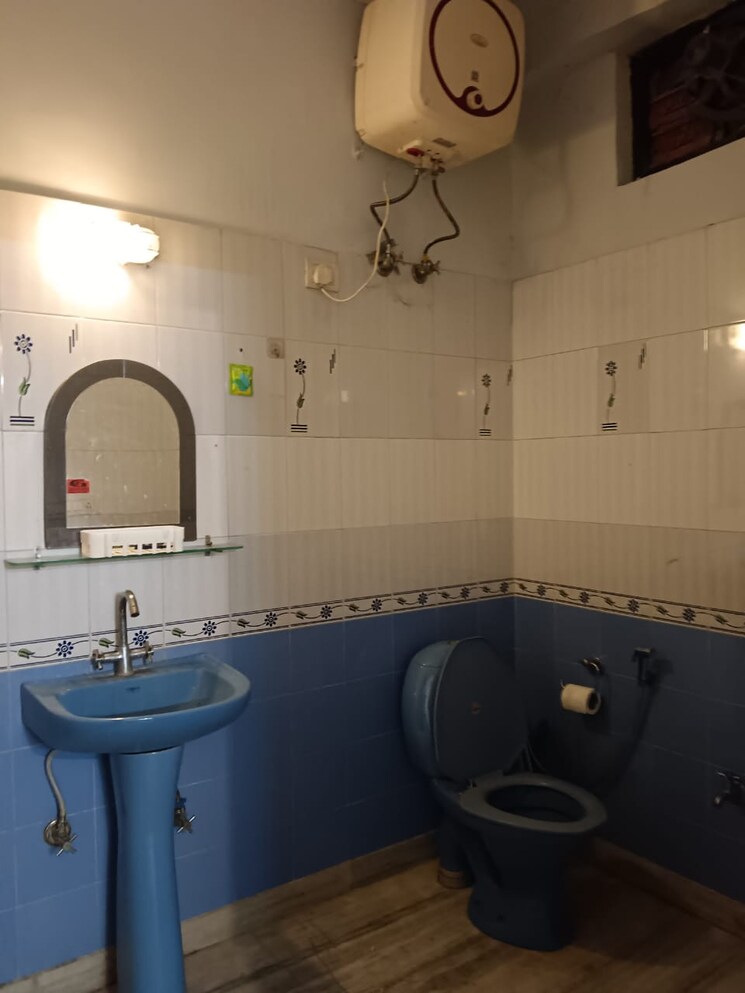 Bathroom, neb sarai 3 Bedroom 250 Sq.Yd. Independent House In Neb Sarai Delhi 9454506